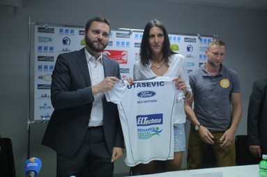 Ana Otasević zagra w spódniczce Hummela